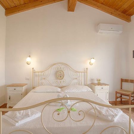 オルビア Agriturismo Mieleamaroヴィラ エクステリア 写真